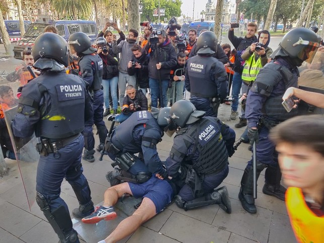 Los CDR toman las calles de una Barcelona blindada