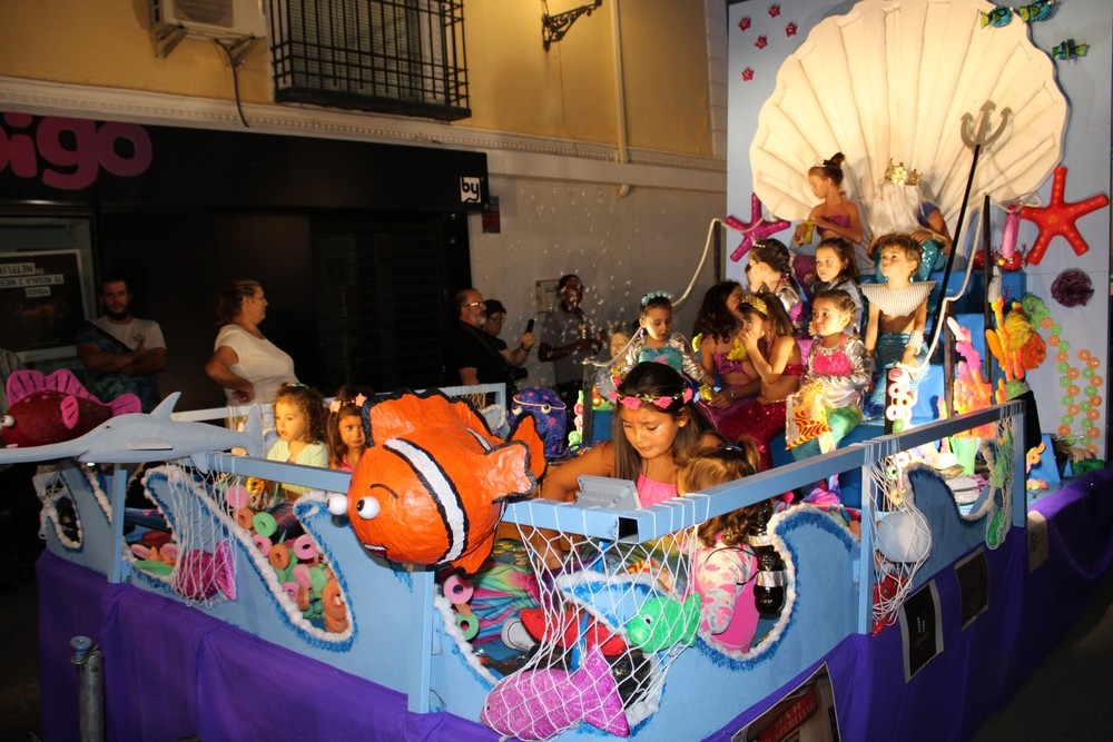 Numerosos niños en la carroza 'Bajo el mar', que logró el segundo premio.