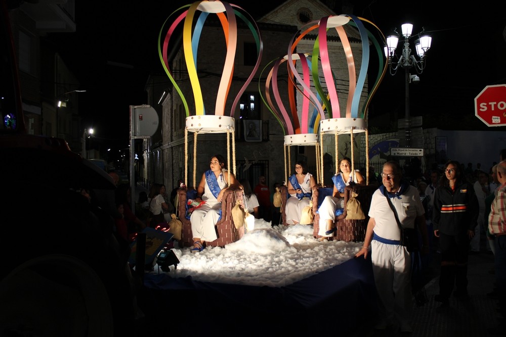 Representantes de la peña El Mosto en el Desfile-Concurso de Carrozas de Tarancón.