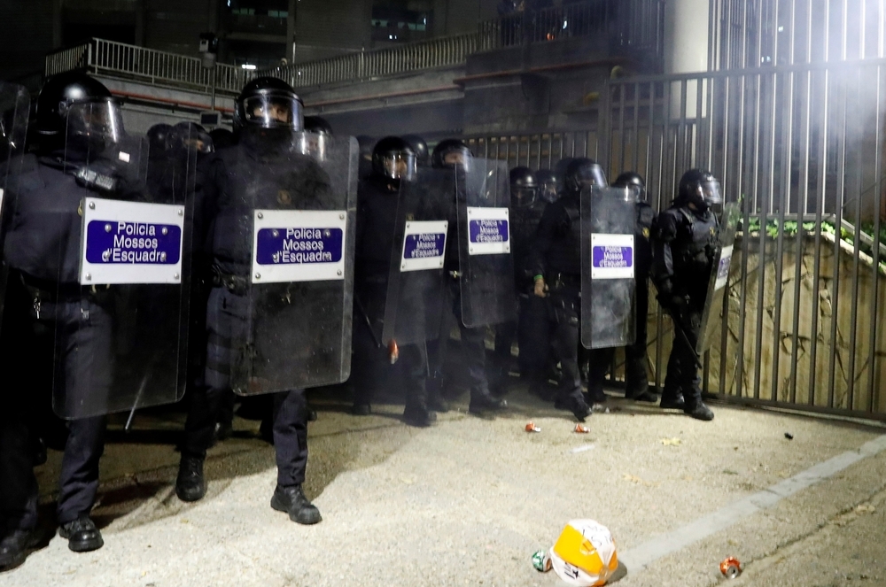 Un grupo de radicales quema contenedores junto al Camp Nou