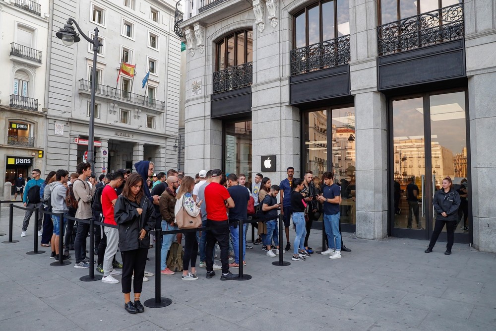 Vuelve la histeria colectiva a la tienda de Apple de Madrid
