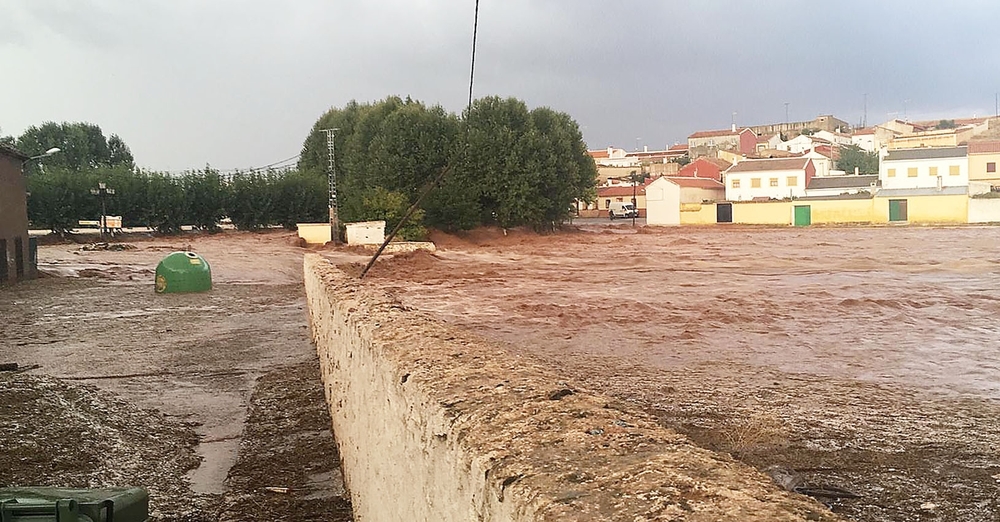 El agua inunda varias calles de Ossa de Montiel