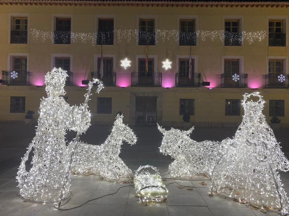 Tradicional belén luminoso en la plaza del Ayuntamiento de Tarancón, encendido desde el día 5. 