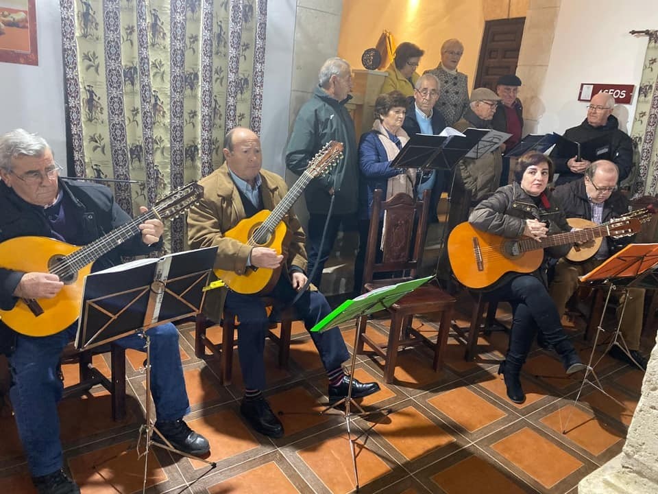 Actuación de la rondalla Los Manchegos en Casa Parada, en la inauguración de la Navidad taranconera 2019-2020.