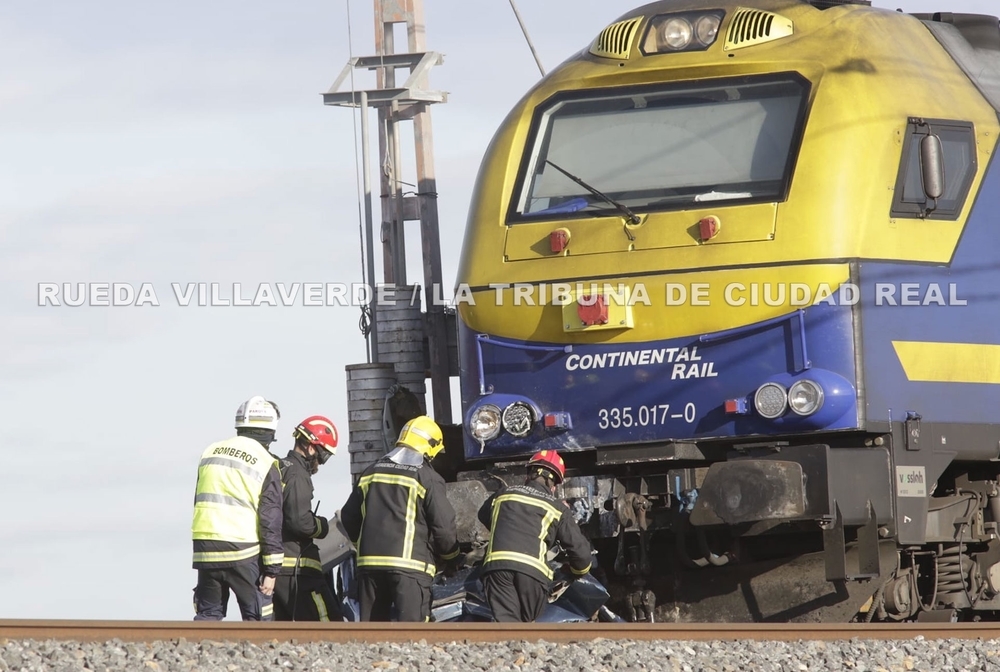 Dos fallecidos tras arrollar un tren a una furgoneta