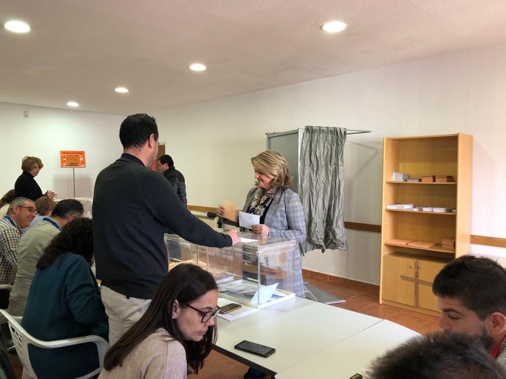 Bonilla deposita el voto en el antiguo centro social de Tarancón 