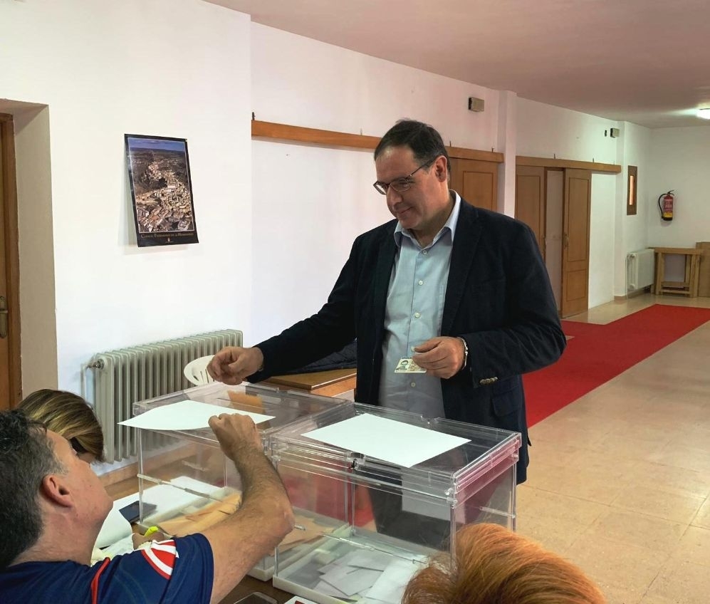Benjamín Prieto ejerció su derecho al voto en el centro social de  Fuentelespino de Haro