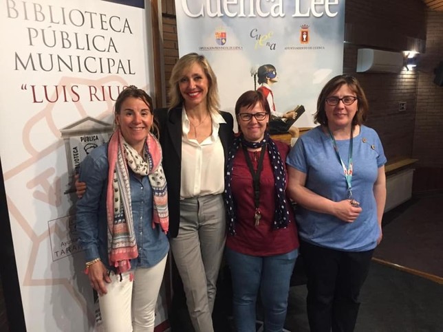 Las bibliotecarias de Tarancón, Gema Urien, Blanca Garrido y Soledad Fernández, junto a Marta Robles. 