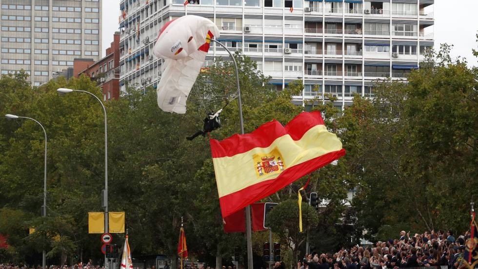 Un paracaidista choca contra una farola en el desfile