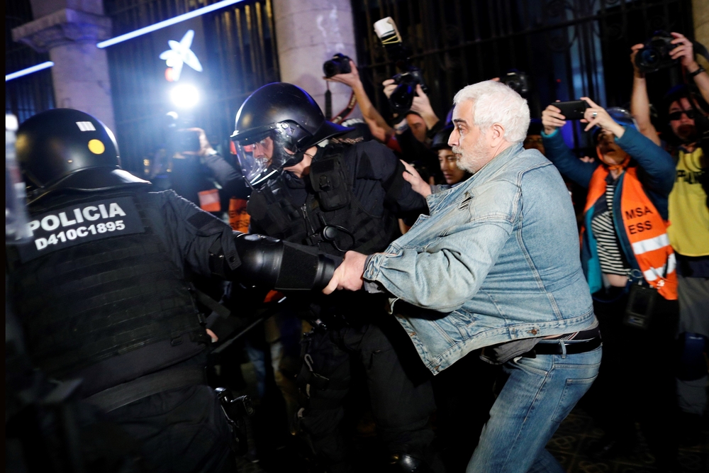 Varios miles de personas se concentran ante Jefatura de Policía de Barcelona  / ALEJANDRO GARCÍA