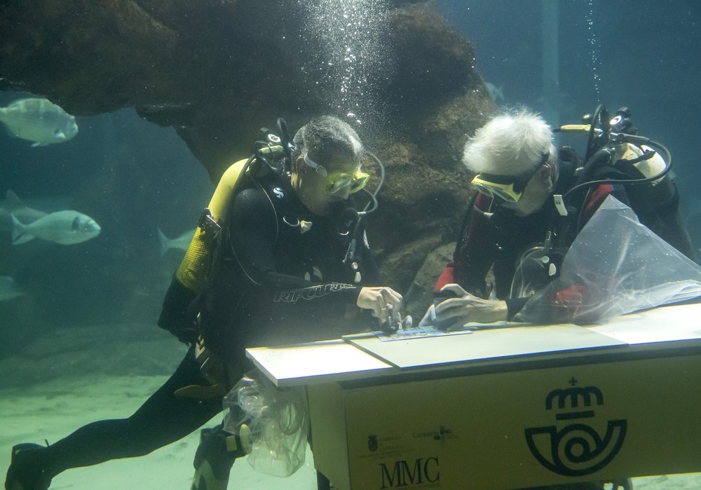 Correos realiza el primer matasellado bajo el agua del mundo