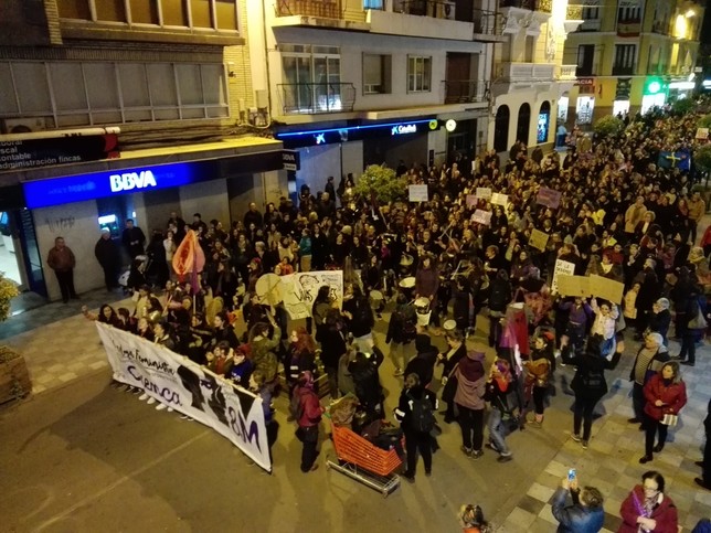 Numerosos manifestantes a su paso por Carretería