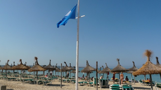 España pierde 24 banderas azules en sus playas
