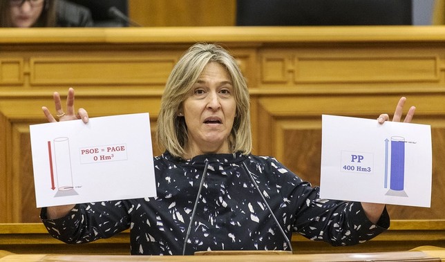 La diputada del PP Ana Guarinos muestra las «cubetas» del agua de reserva aprobada por el PSOE y el PP.