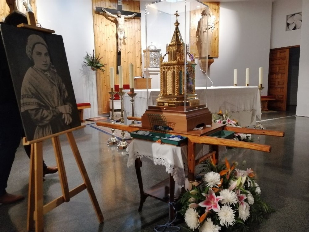 El obispo recibe las reliquias de Santa Bernardita