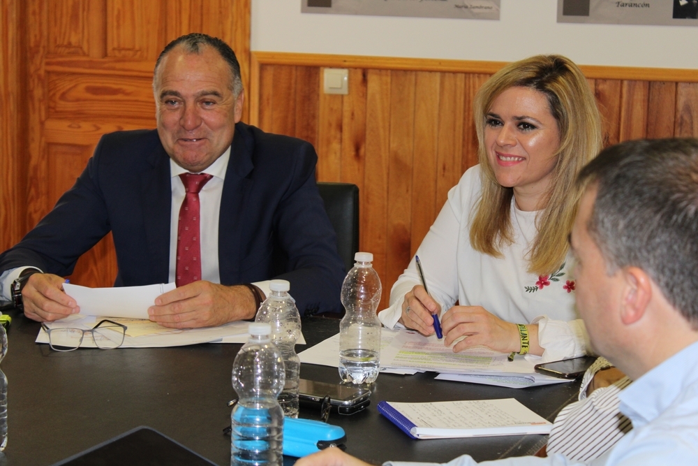 El alcalde de Tarancón y la delegada de la Junta en Cuenca, durante la jornada de trabajo. 