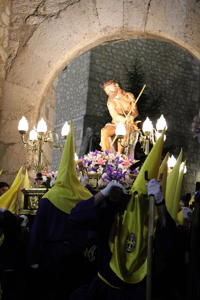 El capaz de la Hermandad de María Magdalena marca la salida de la Coronación de Espinas por el Arco de la Malena.