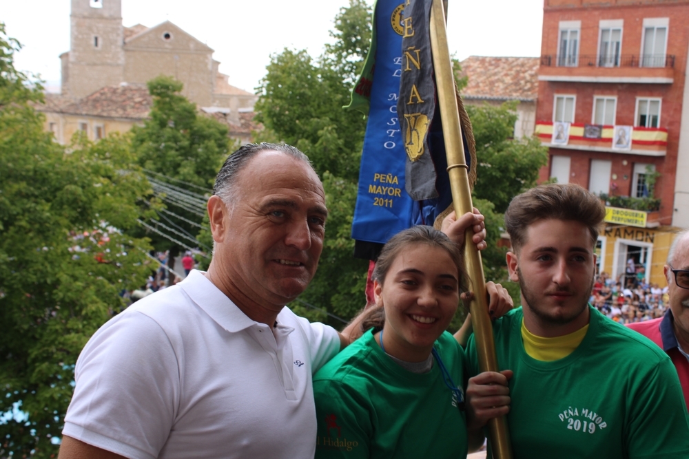 Entrega del banderín de Peña Mayor a 'Las Pilis' por parte del alcalde. 