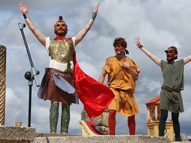 El grupo Helios Teatro, de Madrid, hoy, en el escenario del teatro romano de Segóbriga.