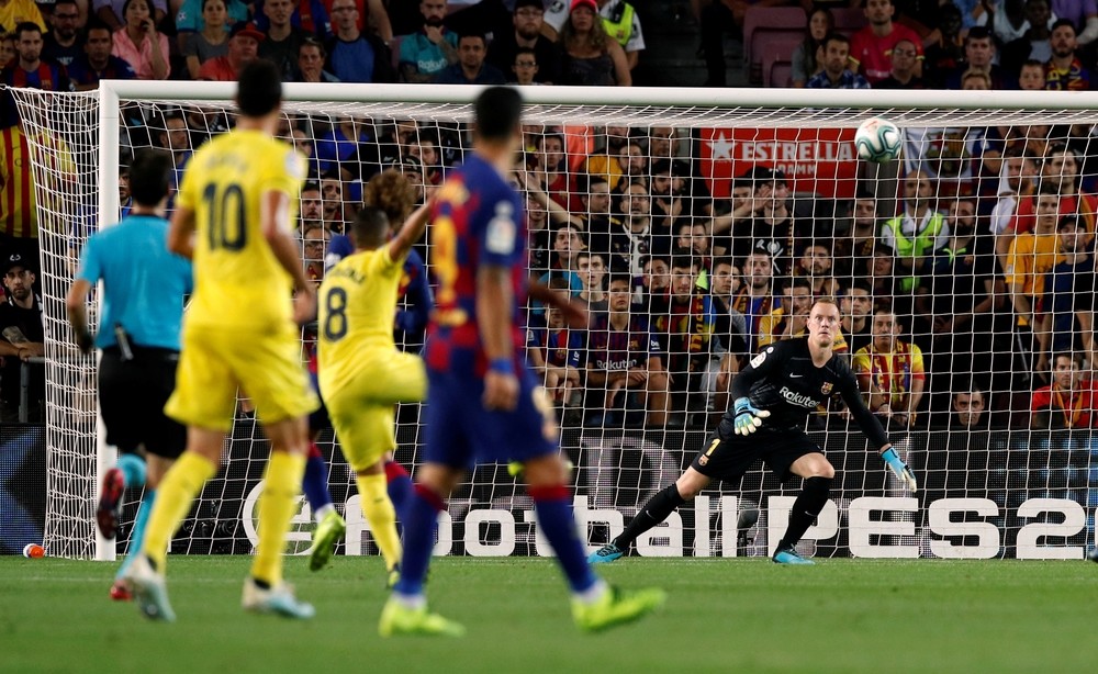 Un Barça deprimido salva los muebles en el Camp Nou
