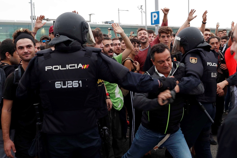 Activistas independentistas intentan paralizar el Aeropuerto de El Prat  / ALEJANDRO GARCÍA