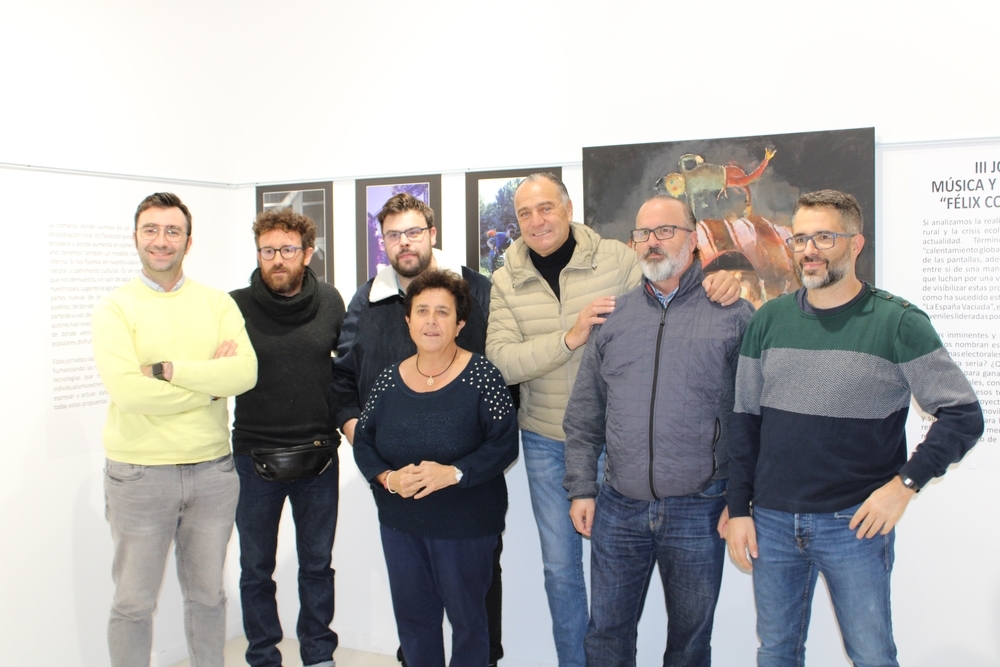 Autoridades locales y artistas en la inauguración de la exposición fotográfica de las III Jornadas 'Félix Collado'.