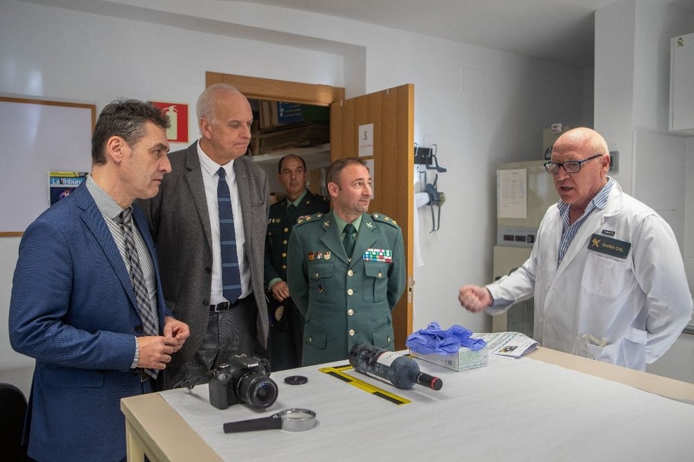 Tierraseca, acompañado de Fernando Montes, visitó la Comandancia de la Guardia Civil