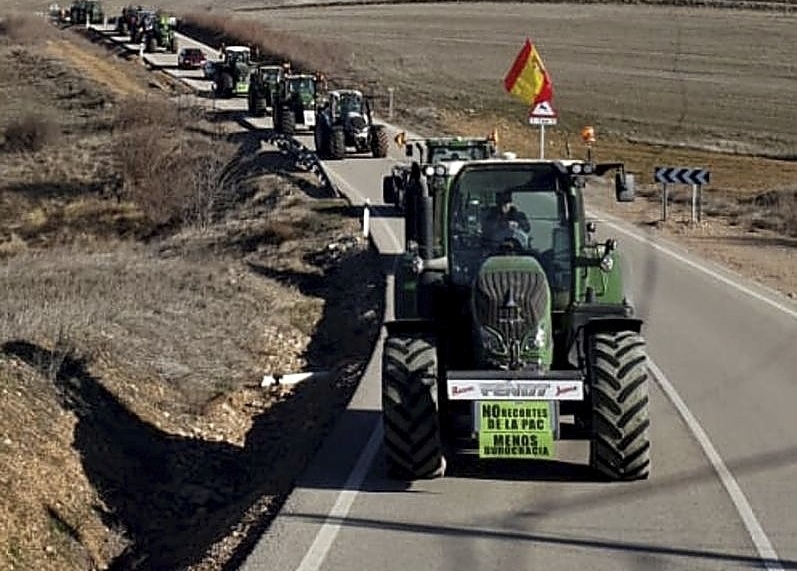 Cientos de tractores exigen precios justos para el campo 