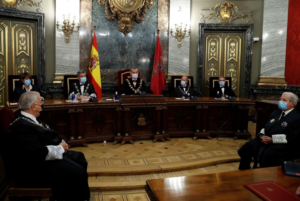 Felipe VI acompañado por el presidente del CGPJ, Carlos Lesmes (2i); el ministro de Justicia, Juan Carlos Campo (2d); la fiscal general del Estado, Dolores Delgado (i), y el presidente de la sala de lo civil del TS, Francisco Marín Castán (d).