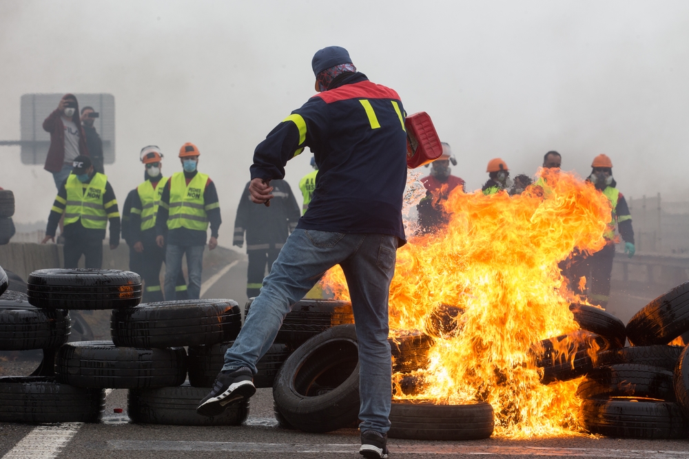 Participantes en la manifestación del comité de empresa de Alcoa neumáticos para su quema, en Ribadeo (Lugo/Galicia) a 31 de mayo de 2020.  / CARLOS CASTRO   EUROPA PRESS