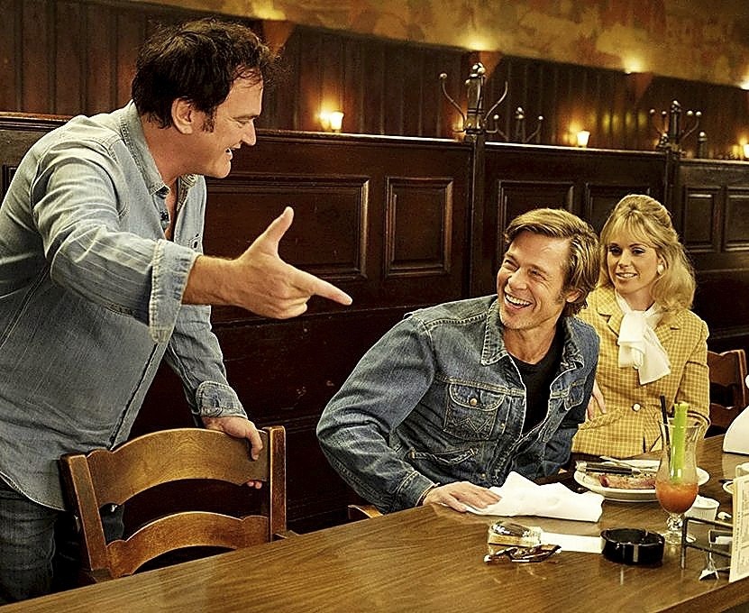 ‘Erase una vez en... Hollywood’. Tarantino, charlando con Pitt. 