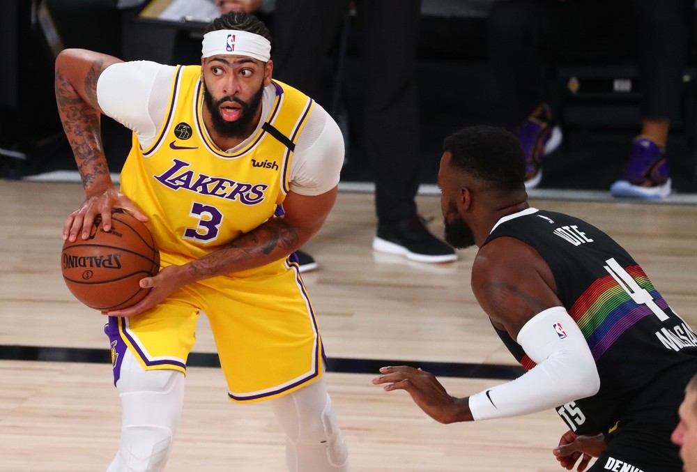Davis sitúa a los Lakers a un paso de las Finales