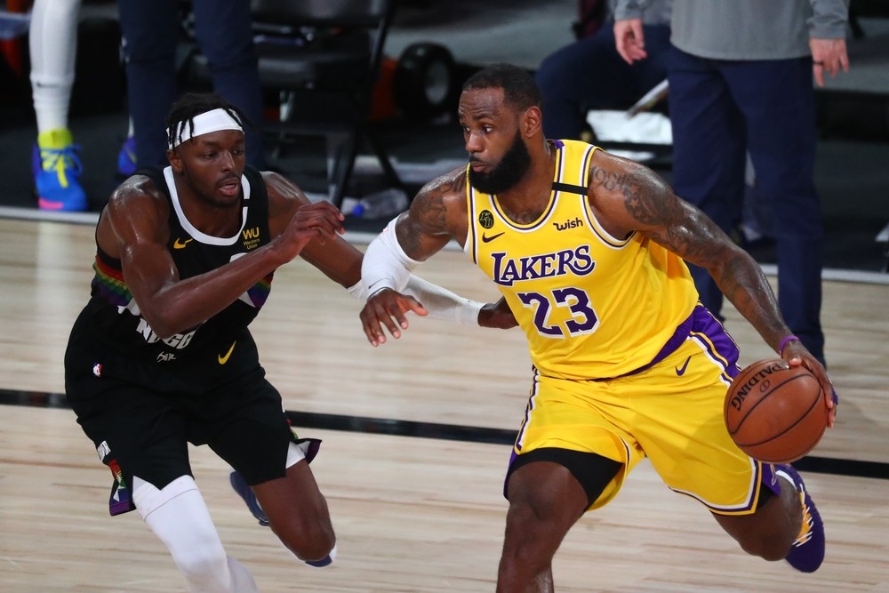 Davis sitúa a los Lakers a un paso de las Finales