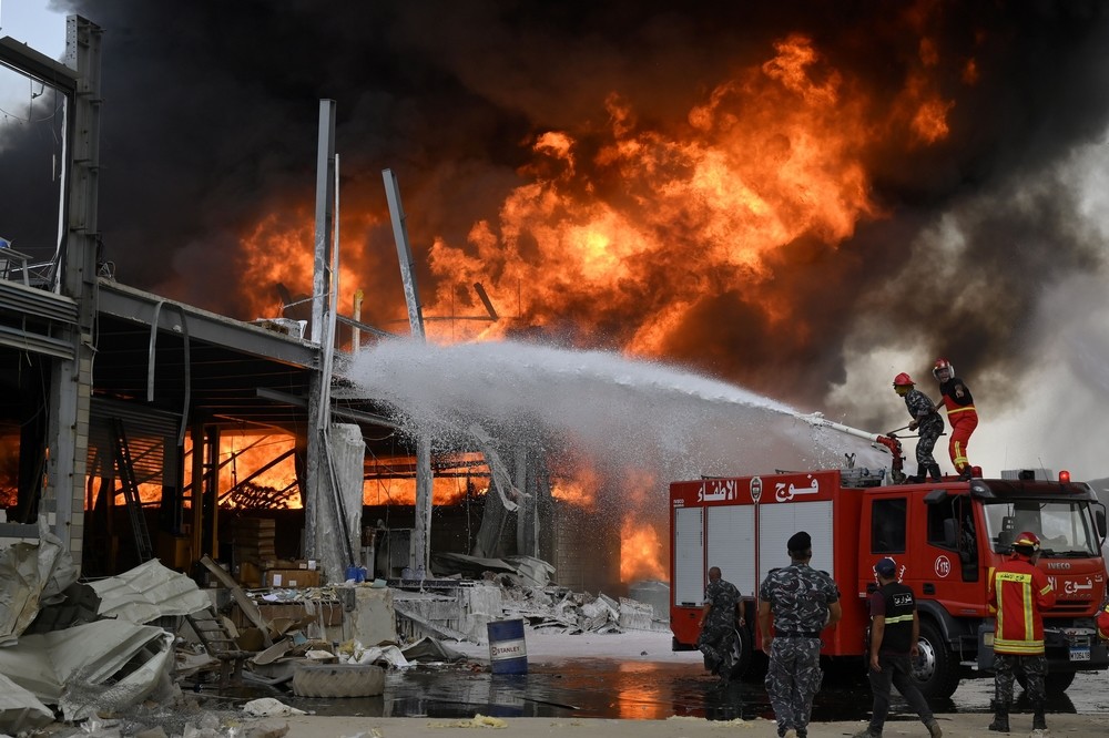 Incendio en el puerto de Beirut un mes después de la explosión