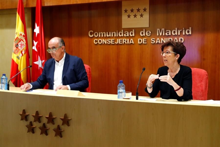 La directora general de Salud Pública, Elena Andradas, y el viceconsejero madrileño de Salud Pública y Plan COVID-19, Antonio Zapatero.
