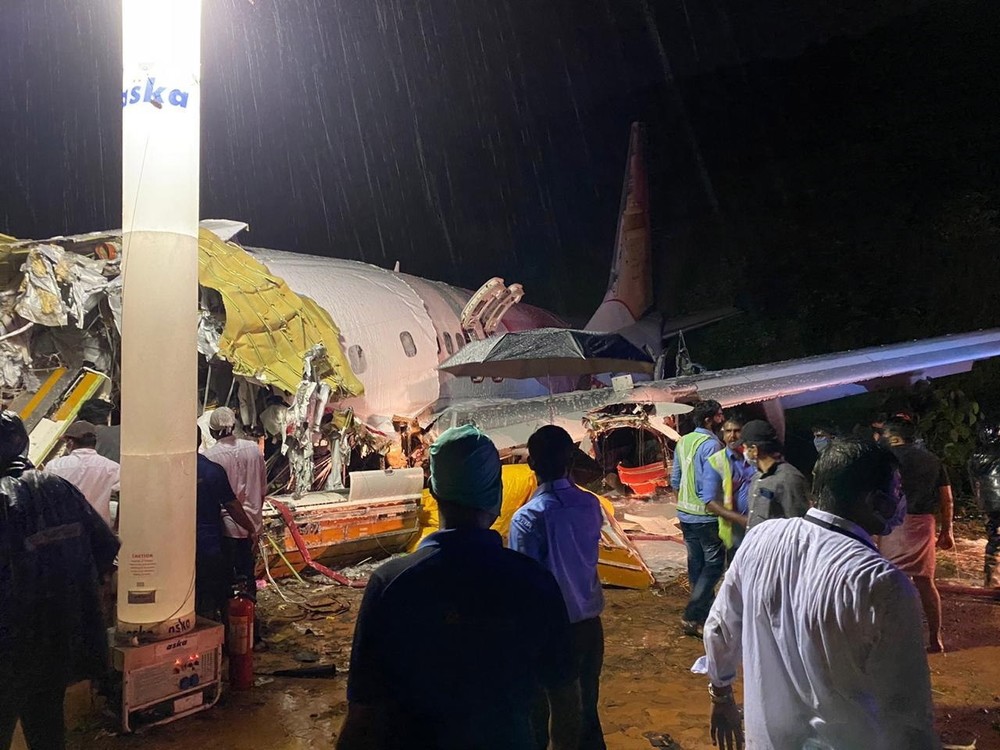 Al menos 10 muertos al salirse de pista un avión al aterriza