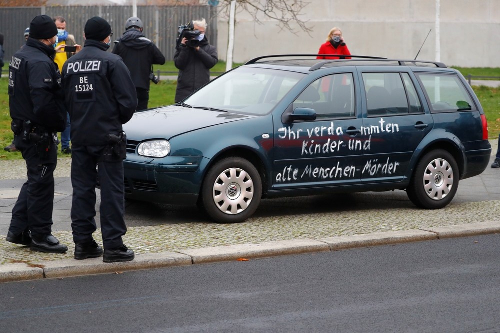 Un coche se estrella contra la puerta de la Cancillería en Berlín