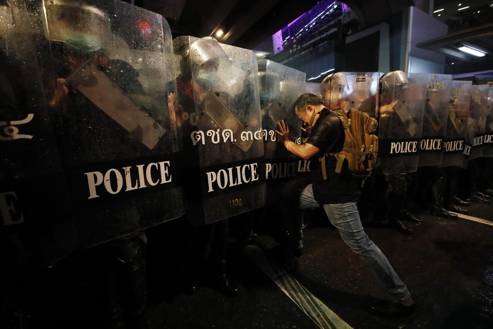 La Policía tailandesa usa cañones de agua contra las protestas