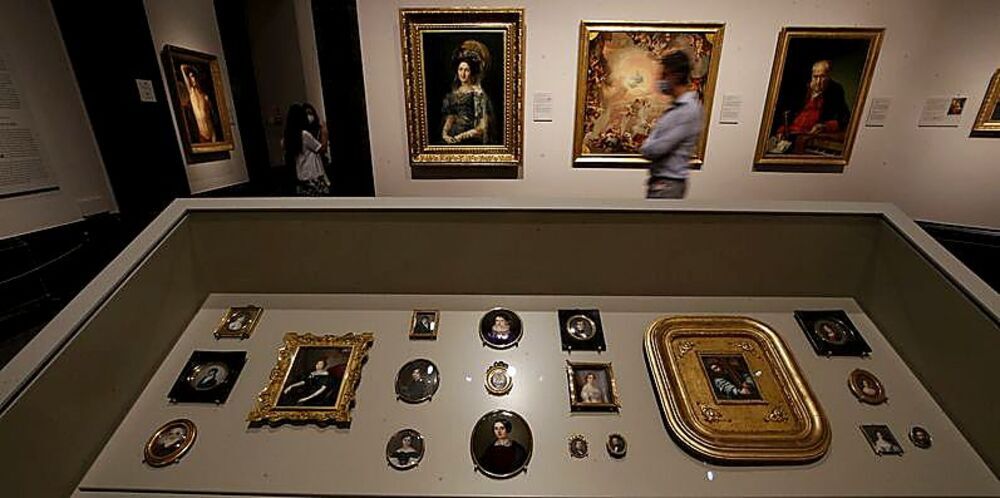 Espacio dedicado al Neoclasicismo en España en la que se pueden ver pinturas en miniatura. Muchas de ellas las hacían mujeres, ya que no solían tener acceso a talleres propios en los que trabajar obras de mayor formato. 