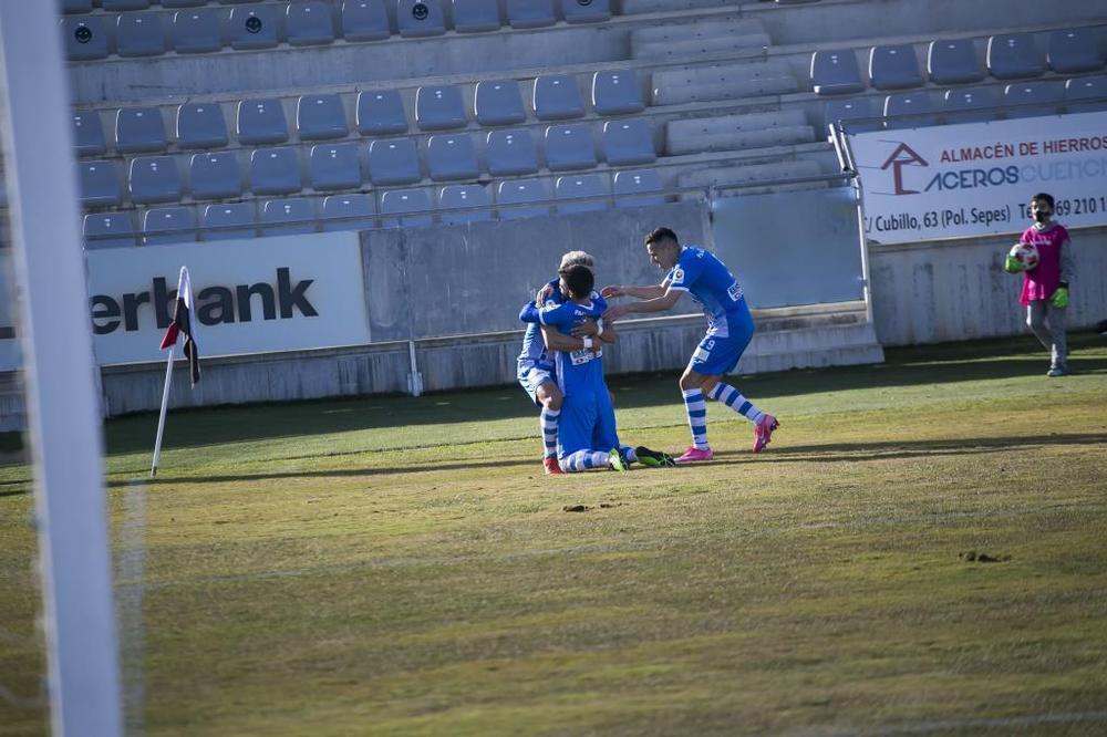 Los futbolistas de Tarancón se abrazan tras un gol.