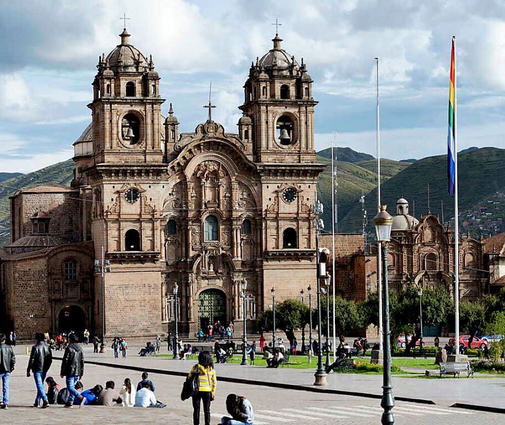 Plaza de Armas con la iglesia al fondo de la Compañía de Jesús en la localidad peruana de Cajamarca.