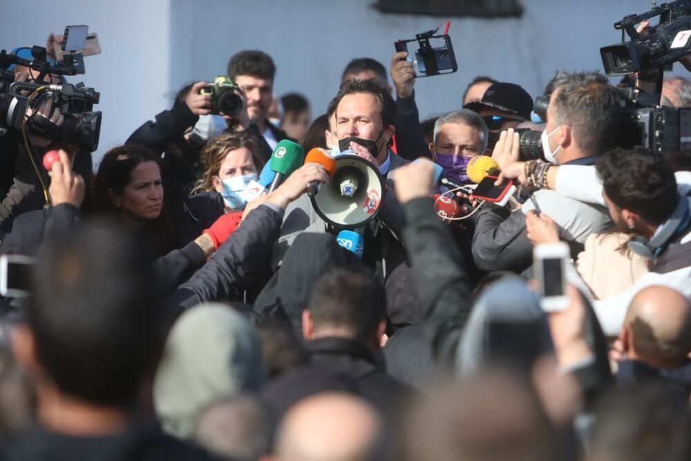 El alcalde de Cádiz se dirige a los manifestantes de la huelga del metal