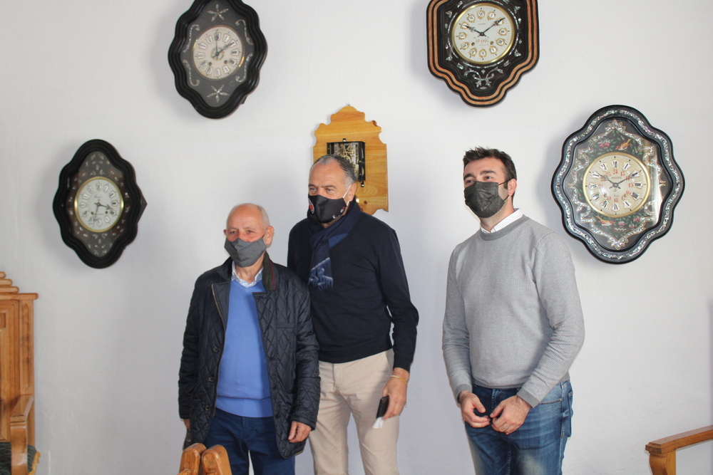 Joaquín García, con el alcalde y el concejal de Cultura, junto a parte de su colección privada de relojes, que se pueden ver en Casa Parada. 