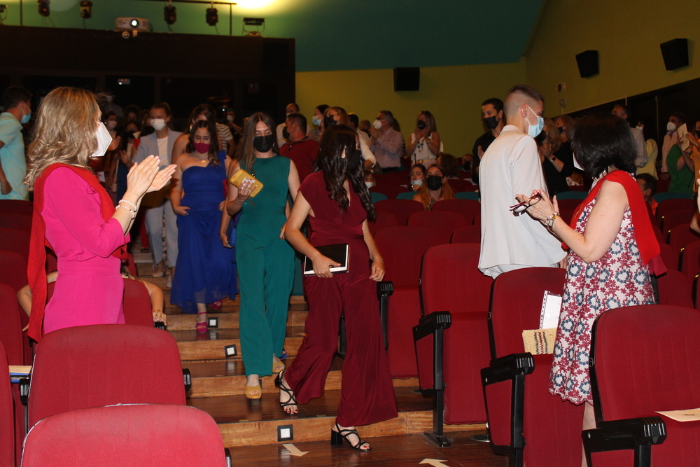 Mercedes Cuesta amadrina una graduación en Tarancón