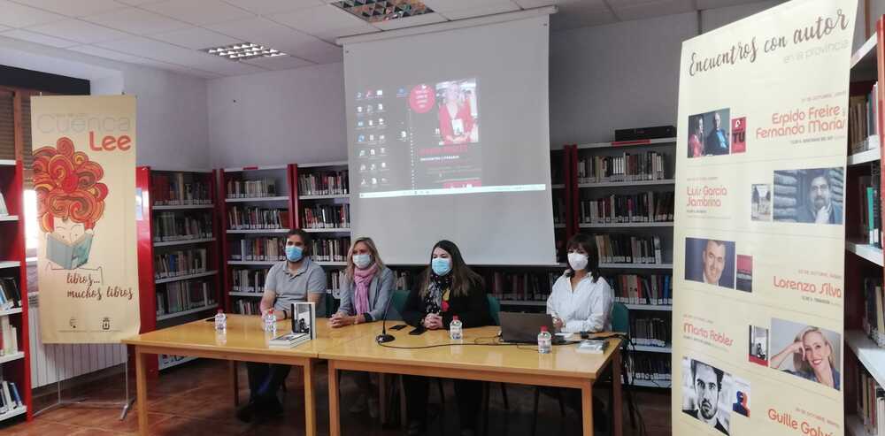 Marta Robles participa en un encuentro con lectores de Mota