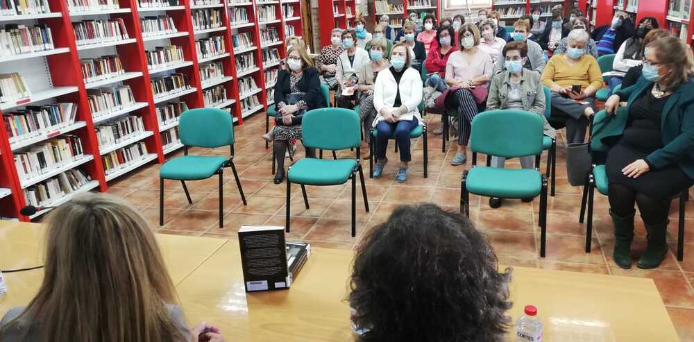 Marta Robles participa en un encuentro con lectores de Mota