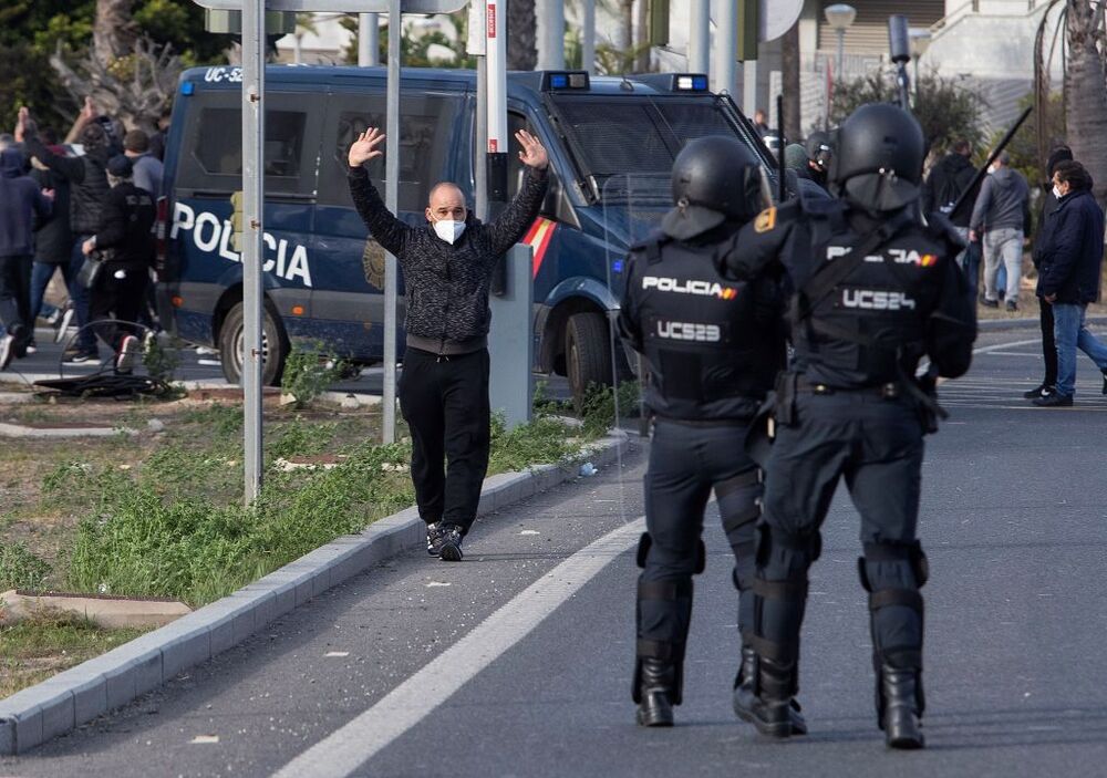Enfrentamientos entre policÁ­a y trabajadores en protesta del metal en Cádiz  / ROMÁN RÁ­OS