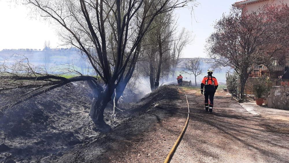 Bomberos apagan un incendio de pasto en Villar de Domingo Gª