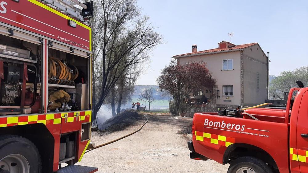 Bomberos apagan un incendio de pasto en Villar de Domingo Gª