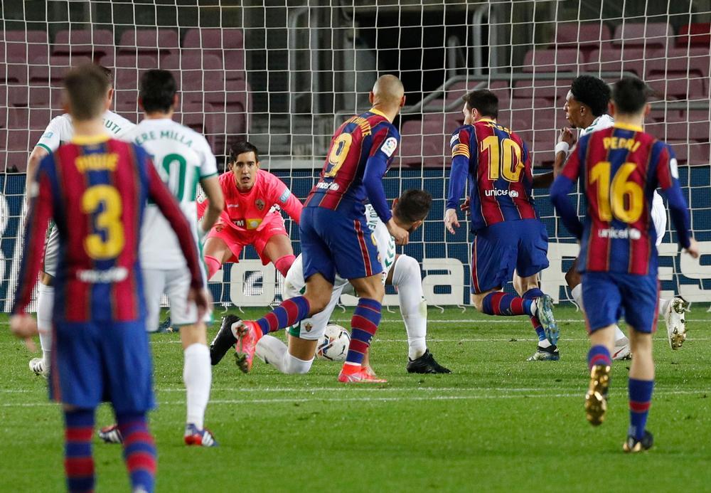 Messi desatasca al Barça y aprieta la Liga
